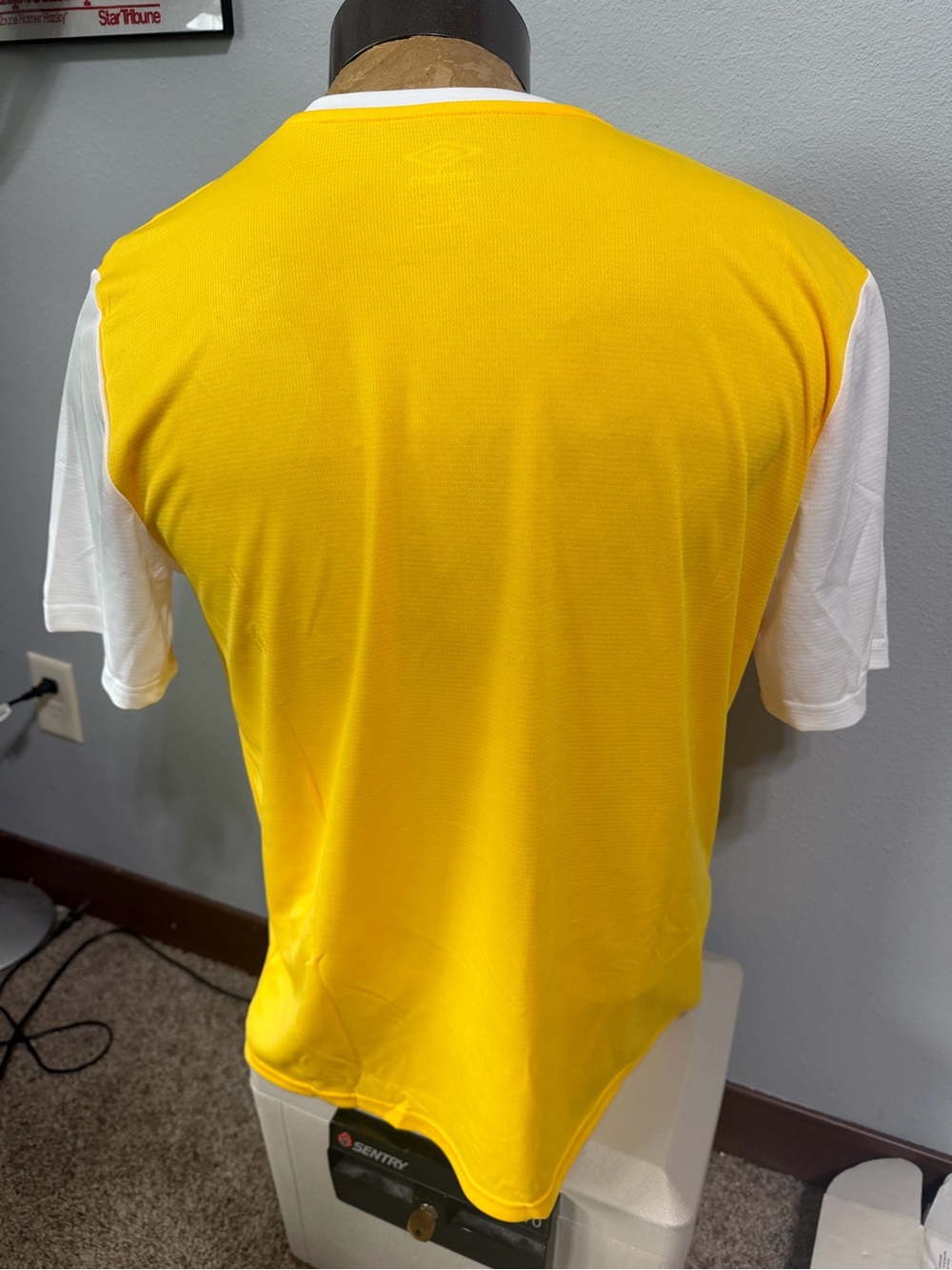 Umbro Mens Large Yellow & White Olipop Graphic Soccer Jersey NWOT - Picture 3 of 5